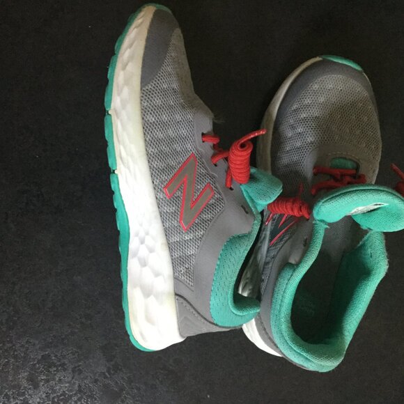New Balance little girls sneakers size 11.5 gray with aqua excellent used shape - Picture 2 of 6